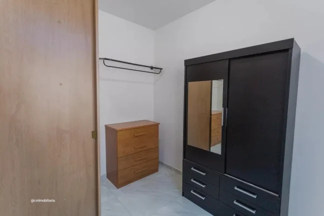 Imagem Com aproximadamente 180 m² de área construída, o imóvel conta com 4 quartos, sendo 1 suíte, ofe...