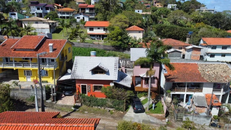 Imagem Duas casas à venda na Praia da Ferrugem, Garopaba. Vista para a lagoa, 260m² de terreno, documentação ok e ótima localização.