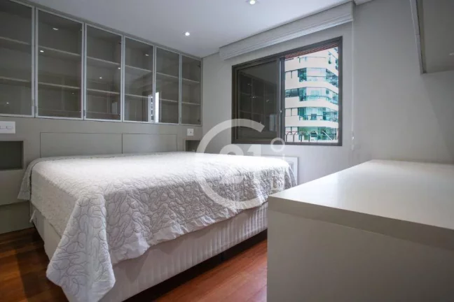 Imagem Apartamento com 3 suítes totalmente reformado na melhor rua do Campo Belo