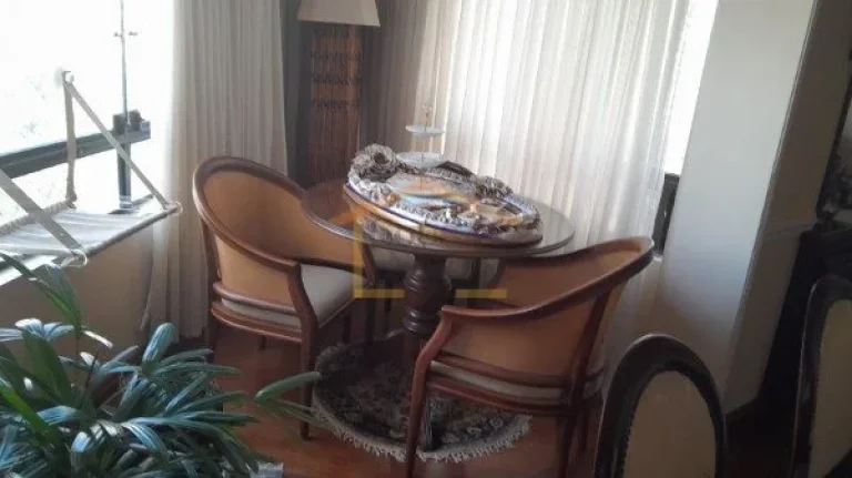 Imagem Apartamento de 300 m² (originalmente 273 m² na escritura), sendo um apartamento por andar. Possui ...