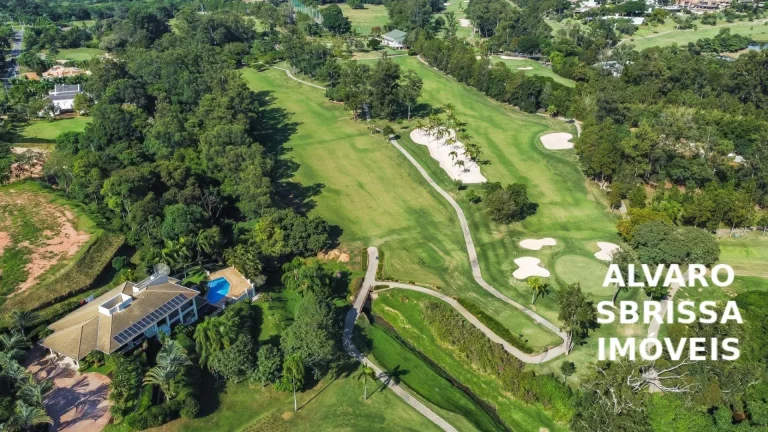 Imagem Casa magnífica com vista para longo pôr do Sol e para o campo de golfe do Condomínio Terras de São José em Itu SP Ladeada de verde e isolada. 6 dormit