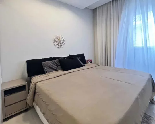 Imagem Casa mobiliada em condomínio fechado com 3 suítes e 4 vagas de garagem em Camboriú