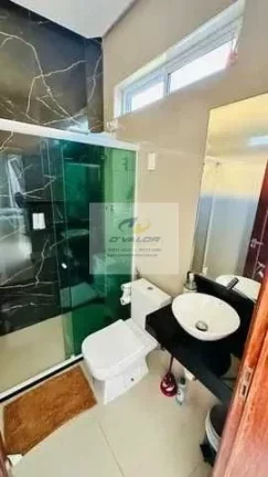 Imagem Vendo casa em condomínio fechado, com 250m², sala para 3 ambientes, 3 suítes, escritório e 4 vagas