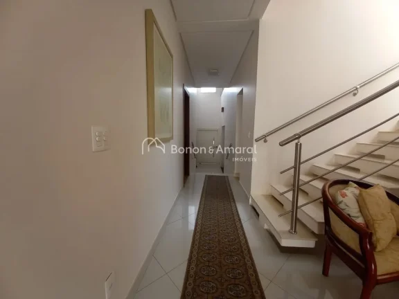 Imagem Lindo sobrado com 4 suítes, sendo uma master com jardim de inverno, outra no térreo, varanda. Espa...