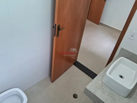 Imagem Casa sobreposta alta em Santos no bairro da Aparecida com varanda de frente na sala, 2 suítes e uma vaga de garagem a venda por R$ 830.000,00