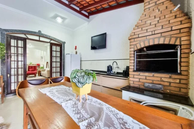 Imagem Casa com Piscina e Churraqueira na Zona Sul