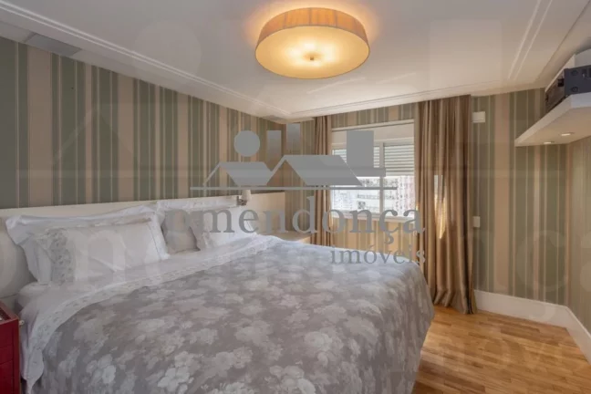Imagem Apartamento luxuoso com 3 sui­tes e 4 vagas, 250m²