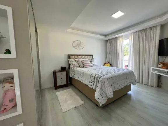 Imagem Casa de alto padrão mobiliada com 3 suítes e 2 vagas de garagem na Ressacada em Itajaí