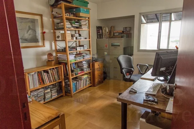 Imagem Apartamento totalmente reformado, com piso de madeira, living para 02 ambientes, 03 dormitórios sen...
