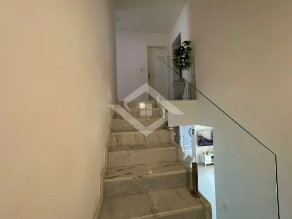 Imagem Casa Dúplex em Condomínio Fechado: Conforto e Segurança