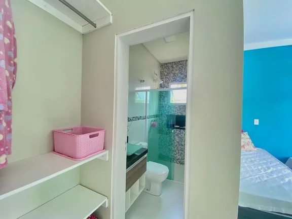 Imagem Sobrado de Luxo à Venda em Condomínio na Morada da Praia, Bertioga-SP: 4 Quartos, 4 Suítes, 5 Banheiros, 4 Vagas, 370m².