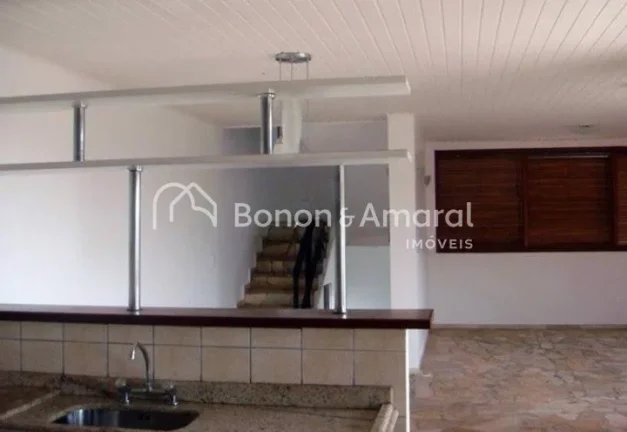 Imagem Casa com vista privilegiada, com 3 quartos, sendo 2 suítes com varanda, banheiros com blindex, sót...