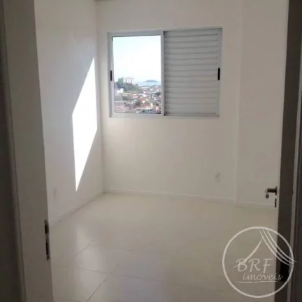 Imagem Vendo apartamento em Bairro Arreias São José SC, de três dormitórios, suíte, duas vagas livres, cozinha e área de serviço mobiliados.