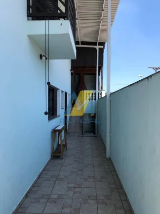 Imagem Sobrado amplo com 3 suítes, renda garantida e 6 vagas cobertas