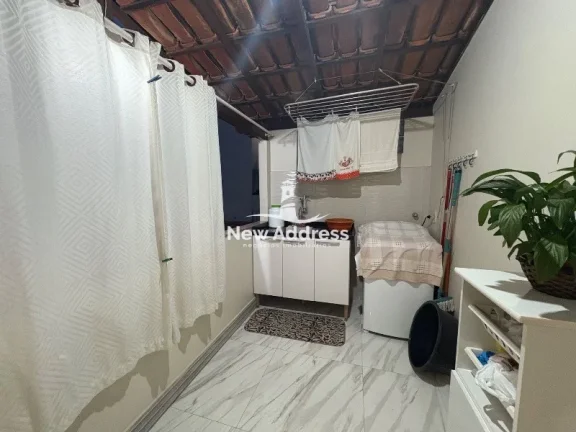 Imagem No Jockey, duas casas em um só imóvel com área gourmet: more com a família, alugue ou transforme em duplex. Comércio e serviços a poucos passos.