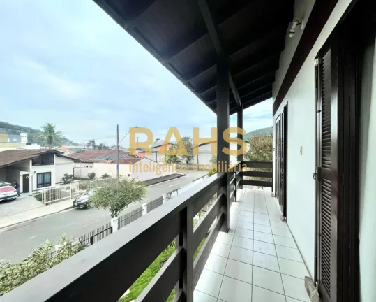 Imagem Ótimo sobrado averbado localizado no Saguaçu, com amplo espaço de fundos, com churrasqueira, pisc...