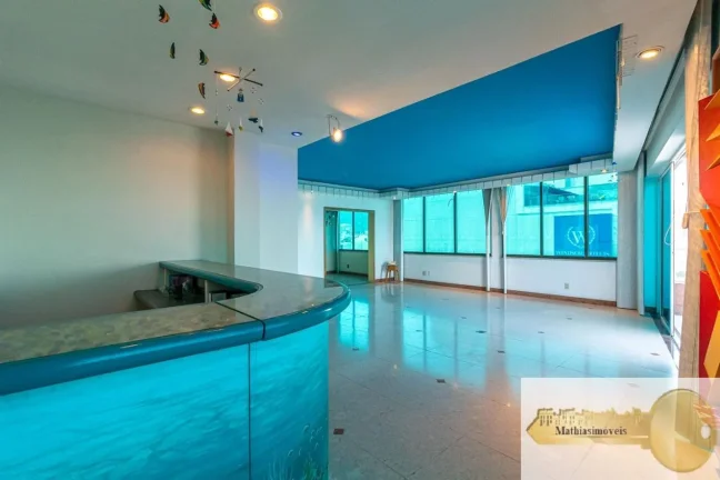 Imagem VENDA DIRETA - COBERTURA com 425m2 e vista panorâmica de 180º para a praia de Copacabana - Planta com 4 suítes, sendo 03 com closets - Aquecimento solar exclusivo e sistema de som embutido - CONDOMÍNIO R$ 5.860,00 - IPTU R$ 2.551,00