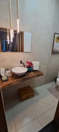 Imagem Casa em condomínio de luxo no bairro Caguassu em Sorocaba-SP: 3 quartos, 1 suíte, 4 banheiros, 4 vagas de garagem.