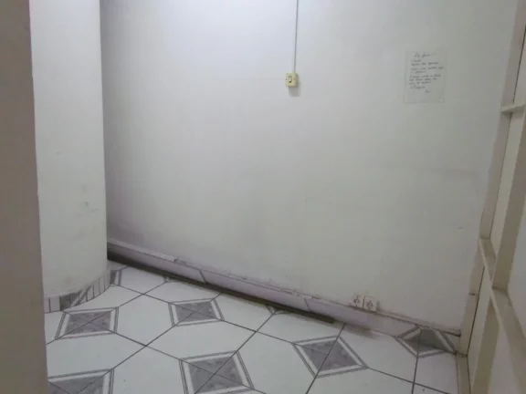 Imagem Excelente Loja Galeria Centro de SP - República – Próxima à Estação República do Metrô - Galeria Califórnia - Rua Barão de Itapetininga 255 - LO0785