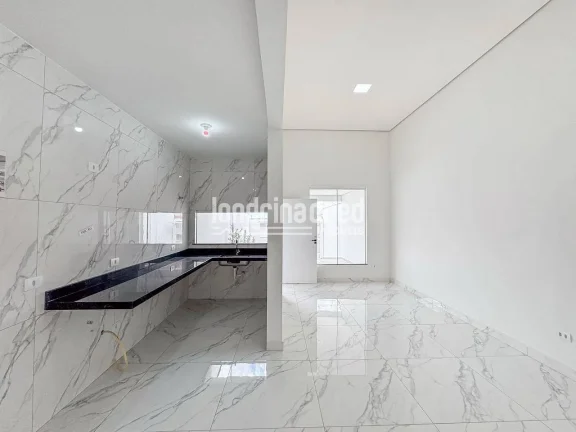 Imagem Casa geminada na Zona Oeste de Londrina com 3 dormitórios (1 suíte), sala ampla, cozinha, 2 banheiros, 2 vagas de garagem e 105m² em terreno de 150m²