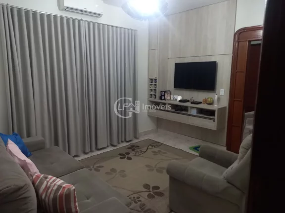 Imagem Imperdível oportunidade: Casa comercial de alto padrão à venda em Coxim-MS, no Centro! 3 quartos, 1 suíte, 1 sala, 5 banheiros, 1 vaga de garagem, 180m² de área.