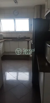 Imagem Apartamento com 240m², 4 dormitórios, sendo 3 suítes, 4 vagas, living para 3 ambientes, varanda, ...