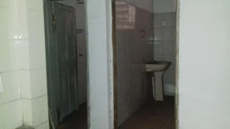 Imagem Salão comercial, com mezanino, escritório com 03 salas, 02 banheiro e cozinha.Excelente localizaç...