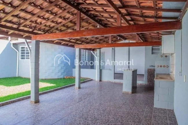 Imagem Belíssima e espaçosa casa térrea, com 287 m² de área construída. A residência possui 3 quarto...