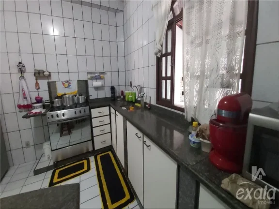 Imagem Manoel Plaza, casa com 3 quartos com 1 suite, sala e cozinha ampla, banheiro social, varandão, 3 vagas de garagem, terreno de 300 m²