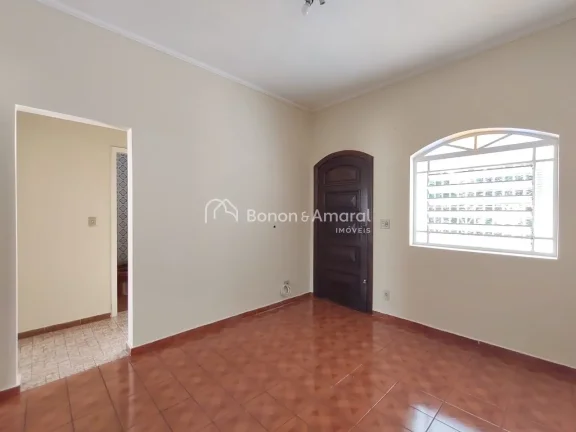 Imagem Casa da frente com 2 dormitórios com armários embutidos, banheiro social, sala com varanda integra...