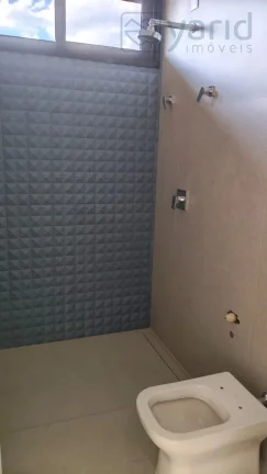 Imagem Casa de luxo em condomínio à venda em localização privilegiada: 4 quartos, 4 suítes, 3 salas, 5 banheiros, 2 vagas de garagem.