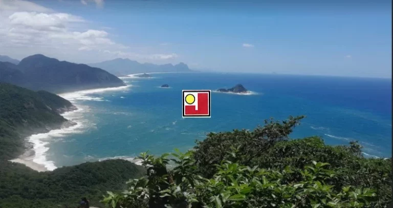 Imagem Alugo Loft e cobertura em Barra de Guaratiba, na rua da Praia. R$1700,00 loft e R$3000,00 cobertura. Atravessou a rua e está no mar. Nunca habitado.