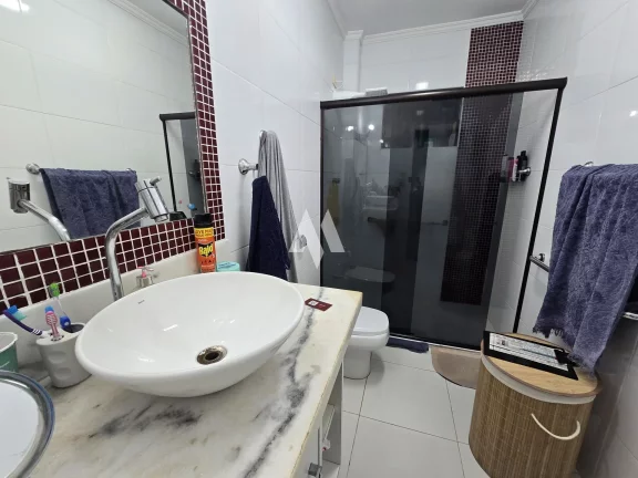 Imagem Oportunidade Única! Casa Sobreposta Baixa, Isolada, 3 Suítes e Localização Privilegiada!