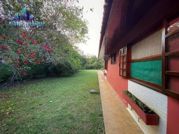 Imagem TÉRREA, 3 suítes, lote plano, piscina e gourmet, em bolsão fechado.