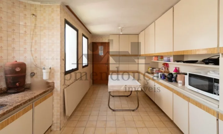 Imagem Apartamento na Rua Monte Alegre com 220m² para ser reformado, 3 suítes e 2 vagas.