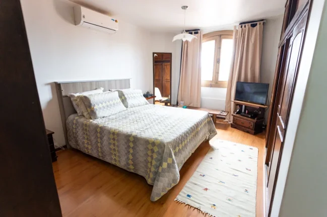 Imagem Sobrado Jardim Prudência - 200M², 3 Dorms, 1 Vaga, Lareira, Quintal, Split, Armários.