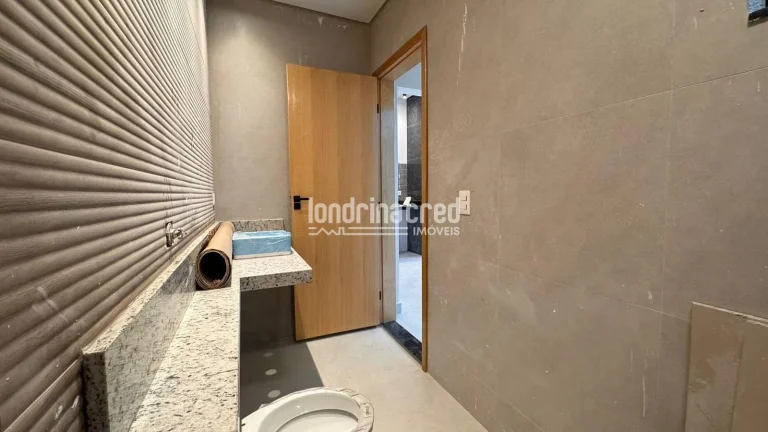 Imagem **Casa à venda no Condomínio Morada das Flores com 3 dormitórios, 1 suíte, banheiro social, 2 vagas de garagem e 85m² construídos em terreno de 125m²**
