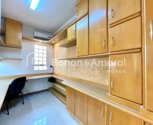 Imagem **UMA CASA PARA CHAMAR DE OÁSIS!**

Situada em uma localização privilegiada, próximo a padarias,...