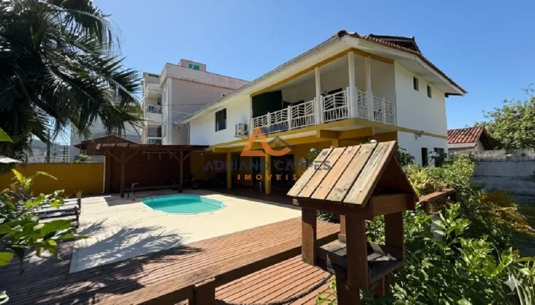 Imagem Ampla casa com 04 quartos sendo 02 suítes e área de lazer em Gravatá, Navegantes. Adriano Carpes Imóveis Vende