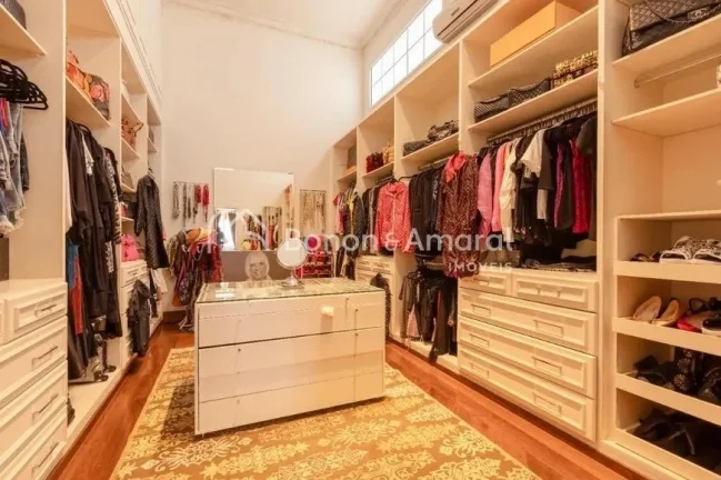 Imagem Exuberante casa no Alphaville Campinas, planejada e decorada em estilo Luiz XV com muita elegância....