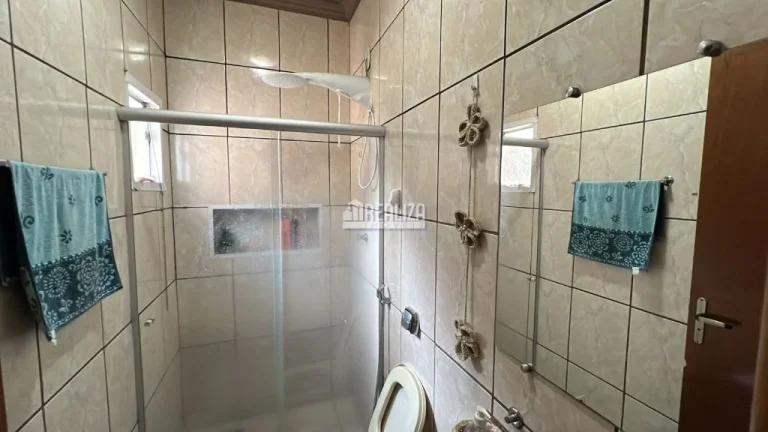Imagem Casa à venda no Fabrício, Uberaba: 3 dormitórios, churrasqueira e móveis planejados.