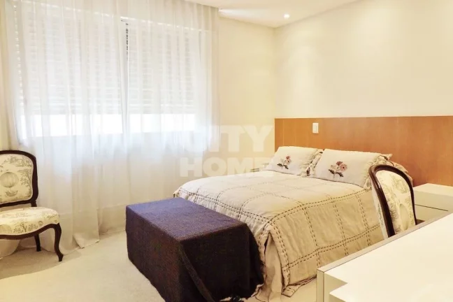 Imagem Apartamento de 346m² com ambientes amplos, e agradável varanda. Reformado com luxo e requinte. Sã...