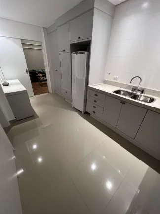 Imagem Cobertura Duplex, 10º Andar, 253,03m², 3 suítes, e 4 vagas de garagem. Piso inferior composto por...