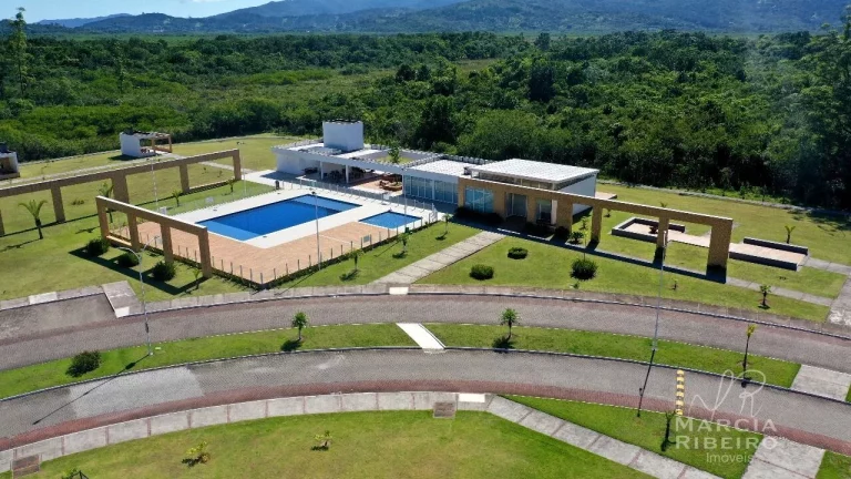 Imagem Casa Alto Padrão! Então você já sonhou em morar lá! Florianópolis ganhou este mágico lugar, o espetacular condomínio fechado. Venha morar no campo do lado da cidade!