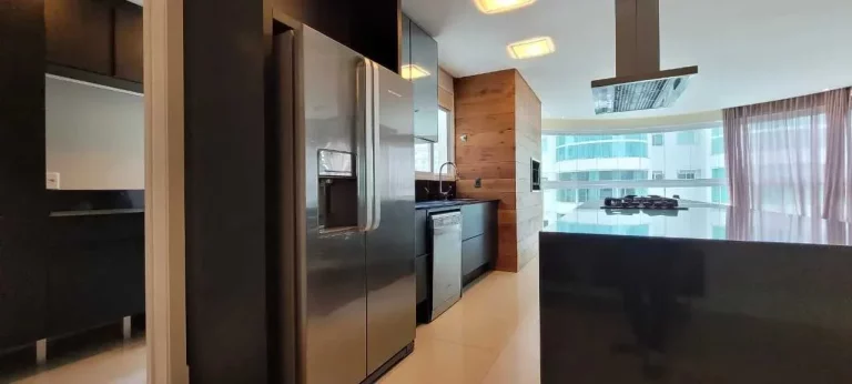 Imagem Apartamento mobiliado em condomínio fechado com 3 dormitórios sendo 1 suíte e 2 vagas de garagem em Itajaí/SC