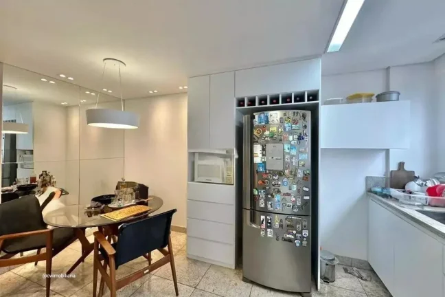 Imagem Localizado no charmoso bairro da Savassi, este espaçoso apartamento de 90 metros quadrados oferece ...