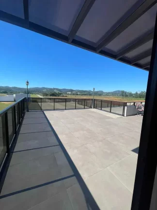 Imagem Casa em hangar com 3 suítes e 2 vagas de garagem entre Itajaí e Brusque.