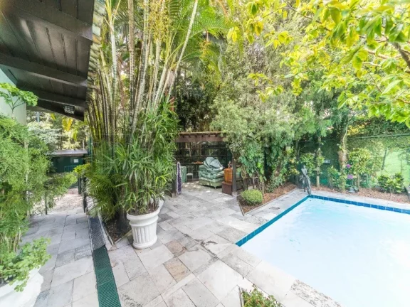 Imagem VENDO CASA PRÓXIMO AO PQ. IBIRAPUERA! Magnifica residência a venda em rua tranquila e arborozada no Jardim Lusitânia, com 900m² de área construída em