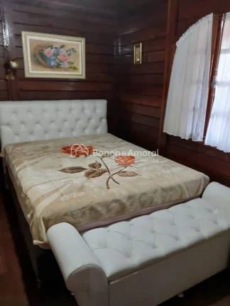 Imagem Esta encantadora casa de madeira oferece um ambiente acolhedor e confortável, perfeita para a famí...