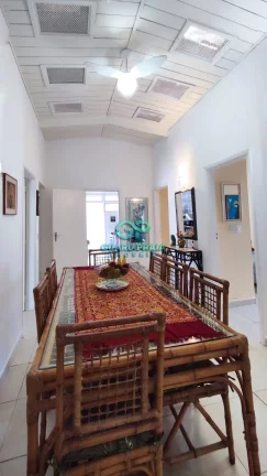 Imagem Sala espaçosa para 2 ambientes, varanda, sala de jantar, 3 dormitórios sendo uma suíte, banheiro social, cozinha, lavanderia, piscina, churrasqueira, 1 edícula com 2 suítes, 5 quartos